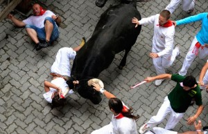 Разъяренные быки догнали участников испанского энсьерро